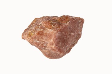 Taş cilalanmamış ve kırmızı renkte. Yapısı açıkça görülüyor. Aynı zamanda sertlik ve kırılganlığı gösteriyor..