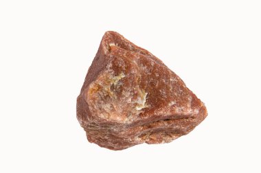 Taş cilalanmamış ve kırmızı renkte. Yapısı açıkça görülüyor. Aynı zamanda sertlik ve kırılganlığı gösteriyor..