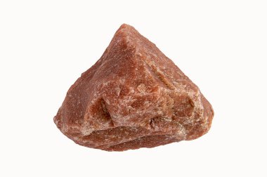 Taş cilalanmamış ve kırmızı renkte. Yapısı açıkça görülüyor. Aynı zamanda sertlik ve kırılganlığı gösteriyor..