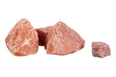 SONY DSC Kırmızı Taşlar, doğa hakkında kolaj oluşturmak için bir saçılma serpiştirilmiştir, dokusu açıkça görülebilir; yapay ışık altında bir stüdyoda fotoğraflanmıştır.