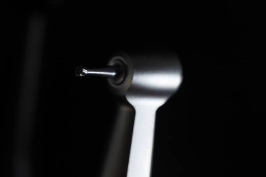 Diş hekimliğinde kullanılan el aletleri. Diş işlemleri için el aletleri, çürükler, kanal tedavisi ve oral bakım dahil olmak üzere..