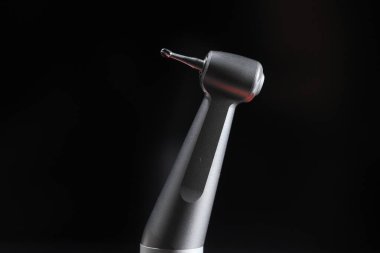 Diş hekimliğinde kullanılan el aletleri. Diş işlemleri için el aletleri, çürükler, kanal tedavisi ve oral bakım dahil olmak üzere..