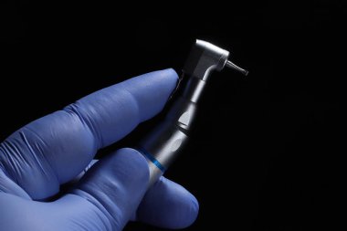 Diş sağlığı ve diş sağlığı kliniklerinde el aletleri ve diş implantı prosedürlerinde kullanılır..