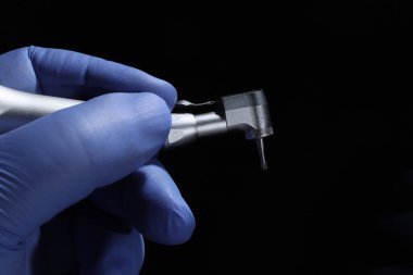 Diş sağlığı ve diş sağlığı kliniklerinde el aletleri ve diş implantı prosedürlerinde kullanılır..