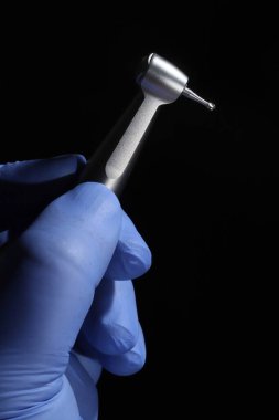 Diş sağlığı ve diş sağlığı kliniklerinde el aletleri ve diş implantı prosedürlerinde kullanılır..