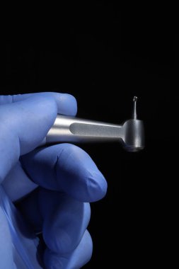 Diş sağlığı ve diş sağlığı kliniklerinde el aletleri ve diş implantı prosedürlerinde kullanılır..