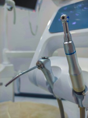 Diş sağlığı kliniği. Ağız ve diş tedavilerinin yapıldığı bir diş kliniği. Dişçi sandalyesi. Diş tedavisinin yapıldığı tedavi koltuğu.