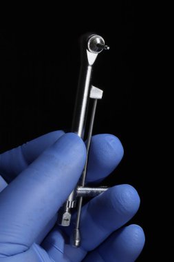 Diş implantı ameliyatı ve diş implantı destekli köprü protezi. Vida zirkonyum porselenden yapılmış porselen kaplama onarım ile korunan tedavi.