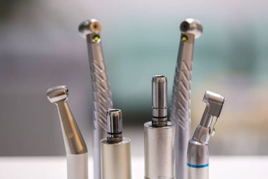 Diş tedavilerinde, diş dokusunun kesilmesi ve diş hekimliğinde çürük tedavisinde kullanılan döner diş fırçası..