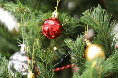 Noel ağacı süslemesi, yeni yılı kutlamak için süslenmiş bir ağaç, süslü bir çam ağacı ve mutlu bir yeni yıl..