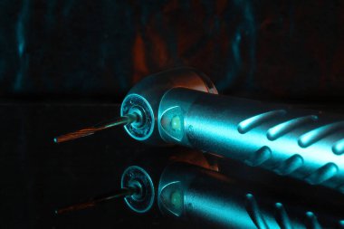 Diş tedavilerinde, diş dokusunun kesilmesi ve diş hekimliğinde çürük tedavisinde kullanılan döner diş fırçası..