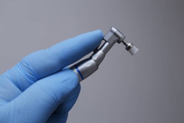 Diş tedavilerinde, diş dokusunun kesilmesi ve diş hekimliğinde çürük tedavisinde kullanılan döner diş fırçası..