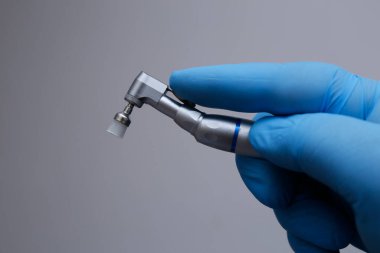 Diş tedavilerinde, diş dokusunun kesilmesi ve diş hekimliğinde çürük tedavisinde kullanılan döner diş fırçası..