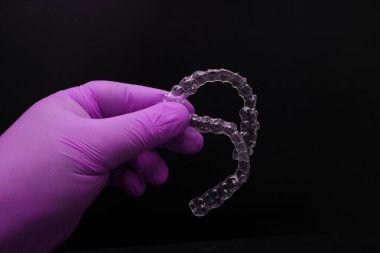 Diş hekimliğinde ve çarpık dişlerin hizalanması için ortodontik tedavide kullanılır. Açık hizalayıcılar ortodontik tedavi ve bruksizm tedavisinde kullanılır..