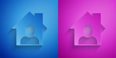 Kağıt kesme Çevrimiçi çalışma simgesi mavi ve mor arkaplanda izole. Evinde dizüstü bilgisayarla çalışan serbest çalışan bir adam. Uzaktan kumanda. Mesafeli iş kavramı. Kağıt sanatı tarzı. Vektör.