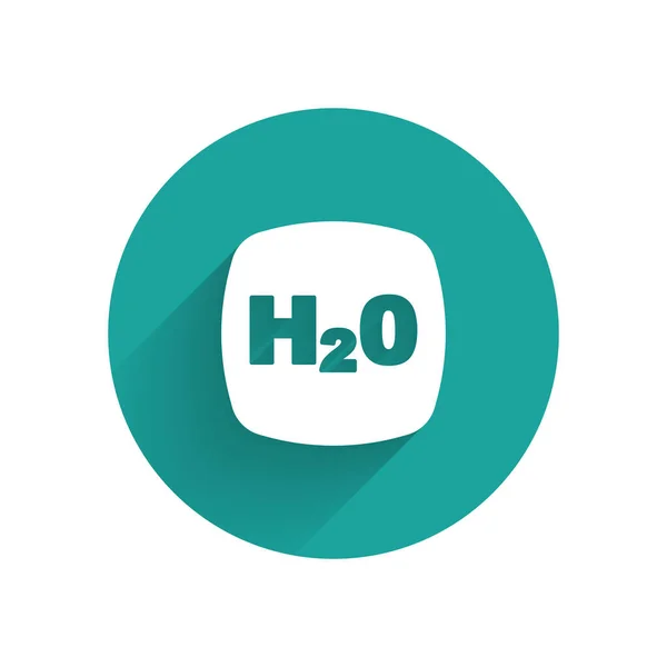 白色化学配方的水滴H2O形状图标隔离长阴影背景 绿色圆环按钮 — 图库矢量图片