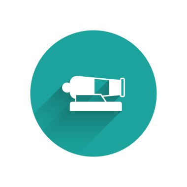 Beyaz Top simgesi uzun gölge arkaplanı ile izole edildi. Yeşil daire düğmesi. Vektör