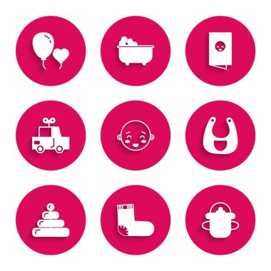 Mutlu küçük çocuk kafası, bebek çorapları, şişe, önlük, piramit oyuncağı, oyuncak araba, duş davetiyeleri, poster ve kalp ikonu şeklinde balonlar. Vektör