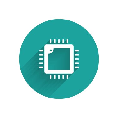 Mikro devre işlemci simgesi olan beyaz bilgisayar işlemcisi uzun gölgeli izole edilmiş. Devre kartlı çip ya da işlemci. Mikro işlemci. Yeşil daire düğmesi. Vektör.