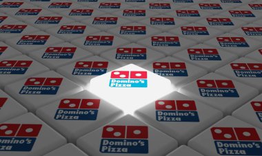 Melitopol, Ukrayna - 21 Kasım 2022: Dominos Pizza logosu küp şeklinde izole edildi. Dominos, ABD 'deki en büyük ikinci pizza zinciridir..