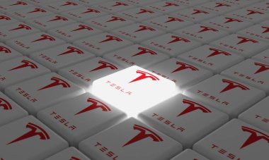 Melitopol, Ukrayna - 21 Kasım 2022: Tesla logosu küp şeklinde izole edildi. Tesla Motors, bir Amerikan otomotiv ve enerji depolama şirketidir..