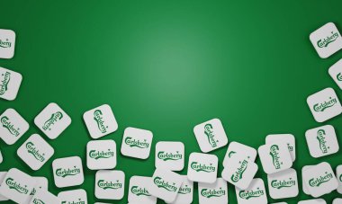 Melitopol, Ukrayna - 21 Kasım 2022: Carlsberg logosu renk arkaplanında izole edildi. Carlsberg popüler bir Danimarka birası ve küresel dağıtımı var..