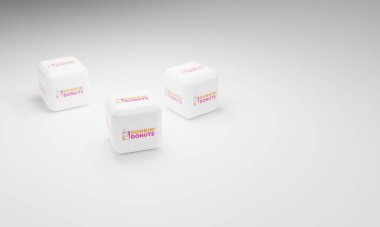 Melitopol, Ukrayna - 21 Kasım 2022: Dunkin Donut logosu renk arkaplanında izole edildi. Dunkin Donuts, dünyanın her yerinde çörek ve kahve satan bir Amerikan mağaza zinciri..