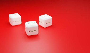 Melitopol, Ukrayna - 21 Kasım 2022: Heineken logosu renk arkaplanında izole edildi. Heineken, Gerard Adriaan Heineken tarafından 1864 yılında Amsterdam 'da kurulan Alman bira şirketidir..