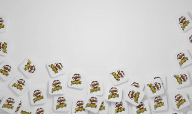 Melitopol, Ukrayna - 21 Kasım 2022: Pringles logosu renk arkaplanında izole edildi. Pringles, Kellog Şirketi 'ne ait bir patates cipsi markası..