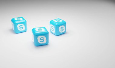 Melitopol, Ukrayna - 21 Kasım 2022: Skype logosu renk arkaplanında izole edildi. Sosyal medya. İnternetteki insanlar arasındaki iletişim için en popüler haberci.