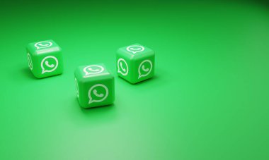Melitopol, Ukrayna - 21 Kasım 2022: WhatsApp logosu renk arkaplanında izole edildi. WhatsApp akıllı telefonlar için anlık mesajlaşma uygulaması.
