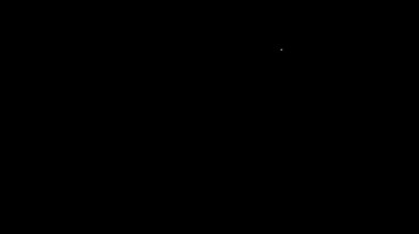 Beyaz çizgi elektrikli araba şarj istasyonu simgesi siyah arkaplanda izole edildi. Eko elektrik yakıt pompası tabelası. 4K Video hareketli grafik canlandırması.