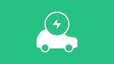 Beyaz elektrikli araba ve elektrik kablosu şarj ikonu yeşil arka planda izole edildi. Yenilenebilir ekolojik teknolojiler. 4K Video hareketli grafik canlandırması.