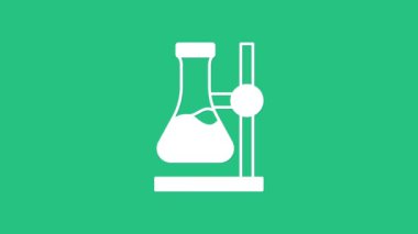 Kürsüdeki beyaz cam deney tüpü şişesi yeşil arka planda izole edilmiş. Laboratuvar ekipmanları. 4K Video hareketli grafik canlandırması.