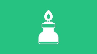 Yeşil arka planda beyaz alkol veya ruh yakıcı ikonu izole edildi. Kimyasal ekipman. 4K Video hareketli grafik canlandırması.