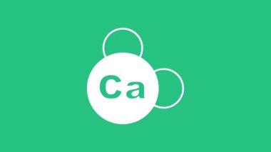 Yeşil arka planda beyaz mineral kalsiyum ikonu izole edildi. Kimyasal formüllü mineral vitamin kompleksi. 4K Video hareketli grafik canlandırması.