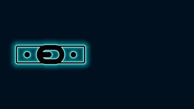 Siyah arka planda izole edilmiş çelik tokalı parlak neon şeritli deri kemer. 4K Video hareketli grafik canlandırması.