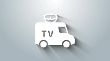 Çatıda ekipmanı olan beyaz TV haber arabası gri arka planda izole edilmiş. 4K Video hareketli grafik canlandırması.