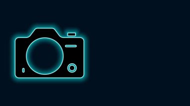 Parlayan neon hattı fotoğraf makinesi simgesi siyah arkaplanda izole edildi. Foto kamera. Dijital fotoğrafçılık. 4K Video hareketli grafik canlandırması.