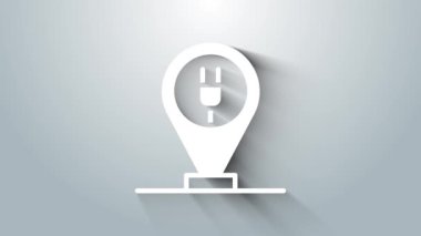 Gri arka planda beyaz şarjlı elektrikli araba ikonu izole edildi. 4K Video hareketli grafik canlandırması.