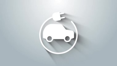 Beyaz elektrikli araba ve elektrik kablosu şarj ikonu gri arka planda izole edildi. Yenilenebilir ekolojik teknolojiler. 4K Video hareketli grafik canlandırması.