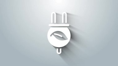 Gri arkaplanda yaprak simgesindeki beyaz elektrik kayıt prizi izole edildi. Elektrik tasarrufu. Çevresel koruma. Biyolojik enerji. 4K Video hareketli grafik canlandırması.