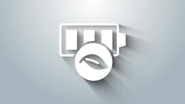 Beyaz Eko doğa yaprağı ve batarya ikonu gri arka planda izole edildi. Enerji, ekoloji tasarruf kavramına dayanır. 4K Video hareketli grafik canlandırması.