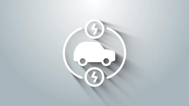 グレーの背景に隔離されたホワイト電気自動車と電気ケーブルプラグ充電アイコン 再生可能エネルギー技術 4Kビデオモーショングラフィックアニメーション — ストック動画