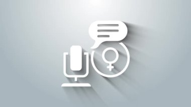 Gri arkaplanda beyaz mikrofon simgesi izole edildi. Radyodaki mikrofondan. Sözcü işareti. 4K Video hareketli grafik canlandırması.