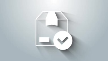 Gri arkaplanda işaretleme simgesi olan beyaz paket kutusu. İşaretli paket kutusu. Onaylanmış teslimat veya başarılı paket makbuzu. 4K Video hareketli grafik canlandırması.