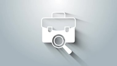 Gri arka planda izole edilmiş evrak çantası simgesi olan beyaz büyüteç. İş arıyorum. İş arama konsepti. İşsizlik, kelle avcılığı, kariyer. 4K Video hareketli grafik canlandırması.