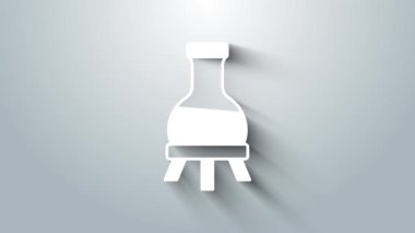 Gri arkaplanda beyaz test tüpü ve kimyasal test ikonu izole edildi. Laboratuvar cam levhası. 4K Video hareketli grafik canlandırması.