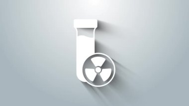 Zehirli sıvı ikonu olan beyaz laboratuvar kimyasal deney şişesi gri arka planda izole edilmiş. Biyolojik tehlike sembolü. Radyasyon ikonu olan tehlikeli bir sembol. 4K Video hareketli grafik canlandırması.