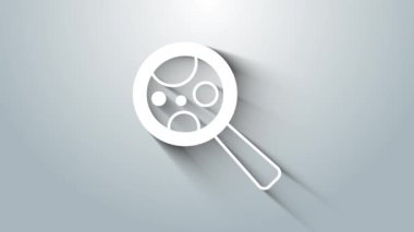 Büyüteç simgesi altındaki beyaz mikroorganizmalar gri arkaplanda izole edilmiş. Bakteri ve mikroplar, hücre kanseri, mikrop, virüs, mantar. 4K Video hareketli grafik canlandırması.